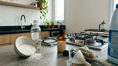 A misturinha de vinagre com açúcar facilita a limpeza do dia a dia: como fazer e onde evitar