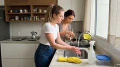 Cheiro de água sanitária na pele: 3 jeitos simples de reduzir o odor (com um cuidado essencial)