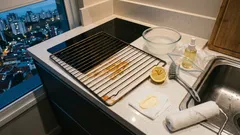 5 truques de limpeza que parecem simples, mas mudam a faxina: tempos certos e cuidados ao misturar produtos