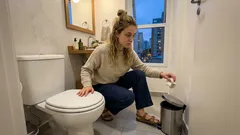 Vaso ou lixeira? Os 3 detalhes do seu banheiro que mudam tudo no descarte do papel higiênico